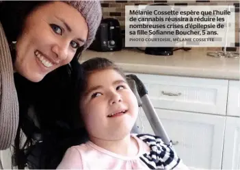  ??  ?? Mélanie Cossette espère que l’huile de cannabis réussira à réduire les nombreuses crises d’épilepsie de sa fille Sofianne Boucher, 5 ans.