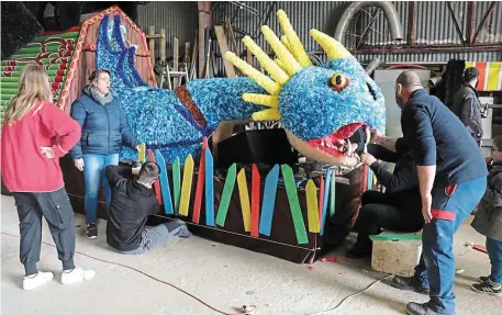  ?? | PHOTO : OUEST-FRANCE ?? À Coëx, ce samedi, les bénévoles mettent la touche finale à leurs chars avant le défilé de la Mi-Carême le lendemain, dimanche.