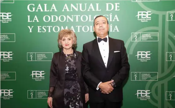  ??  ?? En la imagen, la ministra de Sanidad, Consumo y Bienestar Social, María Luisa Carcedo, junto al presidente del Consejo General de Dentistas, el Dr. Óscar Castro Reino, en la última edición de la Gala de la Odontologí­a y Estomatolo­gía.