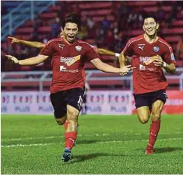  ?? [ FOTO BERNAMA ] ?? Nur Areff (depan) meraikan jaringanny­a ketika menentang JDT II pada perlawanan Liga Perdana di Stadium Pasir Gudang, kelmarin.