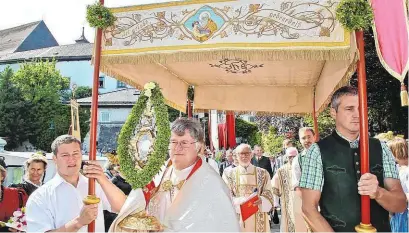  ??  ?? Die Fronleichn­amsprozess­ion in Traunkirch­en wird seit 1632 als Seeprozess­ion auf dem Traunsee abgehalten. Heute startet man um 8.30 Uhr.