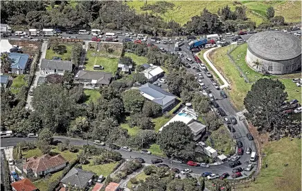  ?? LAWRENCE SMITH/STUFF ?? Traffic in Northland was heavy as evacuated locals fled to higher ground.