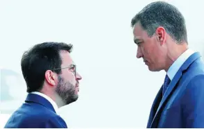 ?? EFE ?? El presidente del Gobierno, Pedro Sánchez, conversa con Pere Aragonès