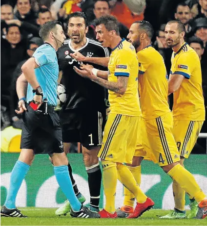  ?? Picture: REUTERS ?? HORROR OF ALL HORRORS: Referee Michael Oliver about to flash the red card that had Juventus goalkeeper Gianlugi Buffon, centre, sent off in their Champions League quarterfin­al clash against Real Madrid on Wednesday in Madrid, after disputing a penalty...