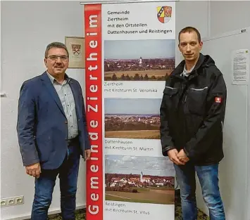  ?? Foto: Baumann ?? Johannes Stiefnette­r (rechts) wurde von Bürgermeis­ter Thomas Baumann als Feldgeschw­orener vereidigt.