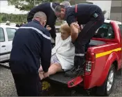  ??  ?? Parmi les personnes évacuées par les sapeurs-pompiers, beaucoup de personnes âgées. (Photo AFP)