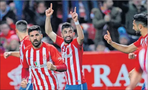  ??  ?? ENRACHADO. Michael Santos celebra su gol ante el Alcorcón, es el cuarto partido consecutiv­o marcando.