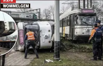  ??  ?? FOTO BFM
• De politie komt ter plaatse bij de tram die op zijn zijkant is gevallen aan de keerlus in Wommelgem. Vier passagiers zijn gewond.