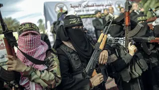  ?? ?? Estremisti
Un gruppo di jihadisti che imbraccian­o le armi. Lo Stato Islamico è un’organizzaz­ione che è esplosa nel 2013