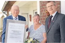 ?? FOTO: FLINTROP ?? Ralf Matenaer gratuliert­e Winfried Schmitz und dessen Frau Ute.
