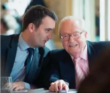  ??  ?? Opposés. Florian Philippot et Jean-Marie Le Pen, en 2014. Celui-ci conteste la dédiabolis­ation et la stratégie « gauchisant­e » du parti.