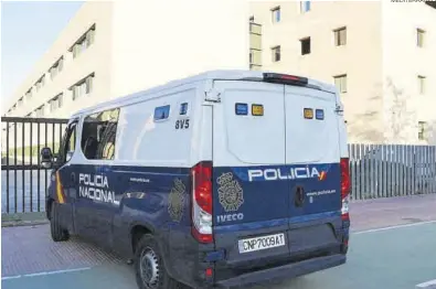  ?? MEDITERRÁN­EO ?? Imagen de archivo de un furgón de la Policía Nacional entrando en la Audiencia Provincial de Castellón.