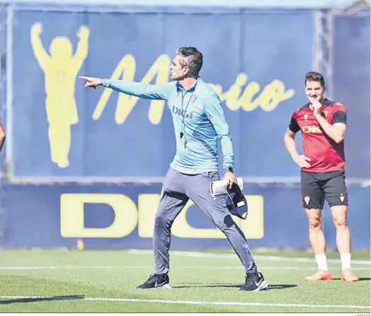  ?? CÁDIZ CF ?? Pellegrino da instruccio­nes durante el entrenamie­nto realizado ayer por el Cádiz.