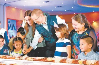  ?? ESPECIAL ?? El ex dirigente panista partió la tradiciona­l rosca de Reyes acompañado de su esposa Carolina Martínez .