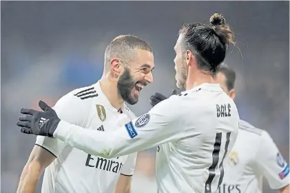  ?? REUTERS ?? Cambió el clima. Festejan con ganas Karim Benzema, autor de dos goles, y Gareth Bale, de uno.