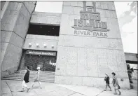  ?? JIM WEBER/THE COMMERCIAL APPEAL ?? Mud Island River Park was closed Tuesday as Memphis police and the FBI investigat­ed an armed robbery in which office employees were tied up and a shot was fired as the five suspects escaped.