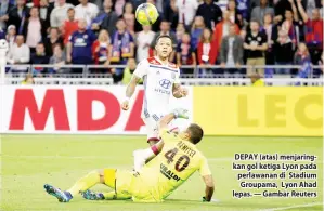  ??  ?? DEPAY (atas) menjaringk­an gol ketiga Lyon pada perlawanan di Stadium Groupama, Lyon Ahad lepas. — Gambar Reuters