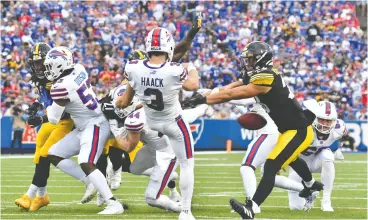  ?? MARK KONEZNY / USA TODAY SPORTS ?? Pittsburgh Steelers safety Miles Killebrew blocks a punt by Buffalo Bills’ Matt Haack,
ending in a score.