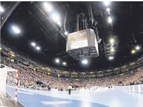  ?? FOTO: IMAGO IMAGES ?? Die Lanxess-Arena in Köln ist die größte Mehrzweckh­alle in Deutschlan­d. Regelmäßig finden dort internatio­nale Sportveran­staltungen statt – unter anderem wie hier im Handball. Wegen der Coronaviru­s-Pandemie fallen solche Events nun aus.