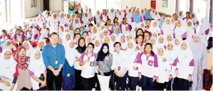  ??  ?? PARA pelajar SMK Konven St Cecillia merakamkan gambar kenangan bersama pensyarah UCSF.