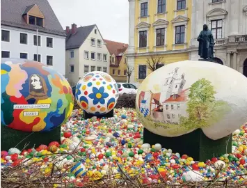  ?? Foto: Jakob Stadler ?? Das größte Osternest der Welt gibt es vor dem Lauinger Rathaus. Rund 43 000 Eier liegen darin. Dazu kommen fünf Riesen Eier, die jeweils 250 Kilo wiegen.