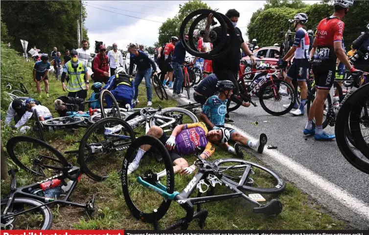  ?? FOTO: ANNE-CHRISTINE POUJOULAT/REUTERS/RITZAU SCANPIX ?? Papskilt kostede massestyrt
Tourens første etape bød på høj intensitet og to massestyrt, der desvaerre også kostede flere rytteres exit i Touren .