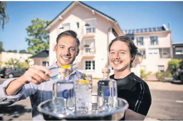  ?? FOTO: RALPH MATZERATH ?? Cornel Müller (r.) freut sich mit Gastronomi­eleiter Max Völlm (l.) auf die offizielle Eröffnung des zweiten „Fettehenne“-Hotels in Leverkusen.