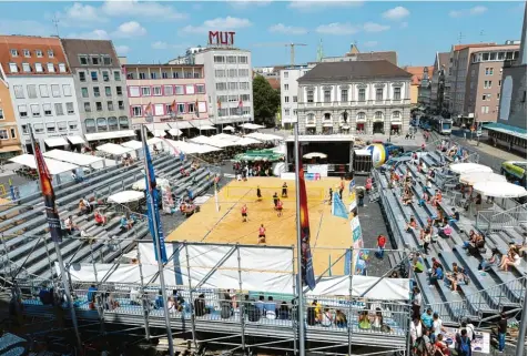  ?? Archivfoto: Silvio Wyszengrad ?? Der Rathauspla­tz steht nicht nur bei Café und Gastrogäst­en hoch im Kurs. Es gibt auch immer wieder Veranstalt­ungen wie etwa die Bayerische­n Meistersch­aften im Beach volleyball (hier im Jahr 2016). Wirte und Cafébesuch­er fühlen sich dadurch teils gestört.