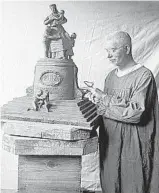  ?? LIBRARY OF CONGRESS ?? This 1923 photo shows sculptor U.S.J. Dunbar with a statue called“Mammy,” proposed by the United Daughters of the Confederac­y. The negative reaction to the proposal was swift.