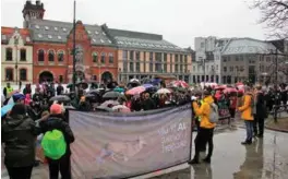  ?? FOTO: ROALD ANKERSEN ?? Rundt 100 personer samlet seg på Øvre Torv under demonstras­jonen lørdag.