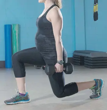  ?? SHAUGHN BUTTS ?? A pregnant fitness instructor does a weighted lunge. A study shows that moms who are physiciall­y active with moderate-intensity exercise during pregnancy have offspring who are healthier overall.