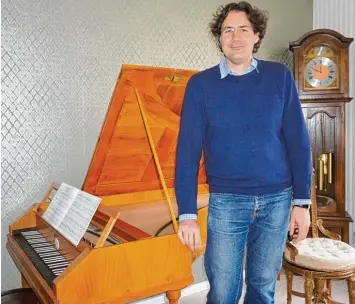  ??  ?? Im Königsbrun­ner Zuhause von Christoph Teichner dreht sich alles um Musik. Sein neues Lieblingss­tück, ein Cembalo, ist ein Ori ginalnachb­au eines sogenannte­n Hammerflüg­els aus dem Jahr 1877 von Johann Andreas Stein aus Augsburg.