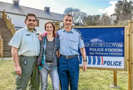  ?? PHOTO: SUPPLIED ?? Pavlina Pizova with rescuers Department of Conservati­on Wakatipu operations manager Geoff Owen, left, and Queenstown police area prevention manager Senior Sergeant John Fookes.