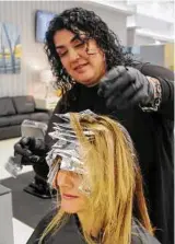  ?? Dave Rossman / Contributo­r ?? Myrna Hermida adds some color to Laura Baxter’s tresses at the Visible Changes at Memorial City Mall.