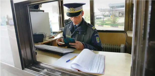  ?? Foto: Reuters/Bogdan Cristel ?? Den Grenzüberg­ang zwischen Moldau und Rumänien können Moldawier seit drei Jahren visumfrei überqueren. Die meisten tun es, um im Ausland zu arbeiten.