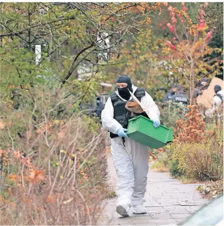  ?? FOTO: PAUL ZINKEN/DPA ?? Ein Mitarbeite­r der Spurensich­erung bei den Ermittlung­en am Mittwoch in Berlin-Wannsee. Rund 3000 Polizisten durchsucht­en 130 Objekte in elf Bundesländ­ern und nahem 25 Personen fest.