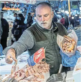  ?? /Reuters ?? Food buyers’ market:
Chef Jose Andres shops at the Athens central market in Athens, Greece.