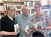  ?? FOTO: L. BATEN ?? Lesestunde im „Buchhaus am Münster“. Gastgeberi­n Dorothea Gravemann (l.) begrüßt Autor Chris Stoffels und Co-Vorleserin Franziska Gräfe.