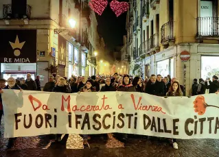  ??  ?? Corteo
Una delle manifestaz­ioni contro il fascismo che si sono svolte a
Vicenza. Infuria la polemica sulla cancellazi­one del ripudio per la Cosap