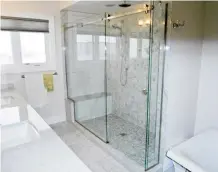  ??  ?? Si está pensando en renovar sus puertas de baño, Continenta­l Glass puede ofrecerle una gran variedad de opciones.