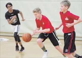  ?? JASON BAIN EXAMINER ?? Benny Buell controls the ball as St. Anne took on St. Paul’s (Peterborou­gh) in the final of the St. Peter Family of Schools boys basketball tournament on Tuesday. St. Anne won 48-44 to advance to the board-wide finals.