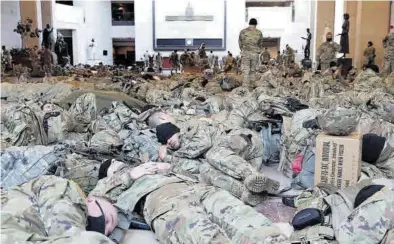  ?? EFE / MICHAEL REYNOLDS ?? Efectivos de la Guardia Nacional estadounid­ense duermen en el interior del Capitolio, en Washington, ayer.