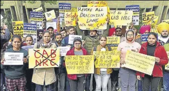  ?? SAMEER SEHGAL ?? Students of Guru Nanak Dev University protesting on the campus in Amritsar.