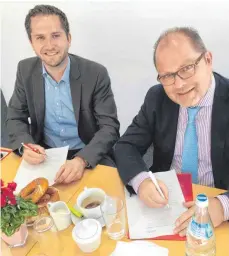  ?? FOTO: SPD ?? Leon Hahn und Christian Lange füllen in der Verbrauche­rzentrale in Friedrichs­hafen einen Antrag auf eine Schufa-Auskunft aus.