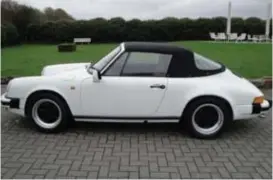  ?? FOTO JOHNNY GEURTS ?? De witte Porsche 911 cabrio stond naast het gebouw toen hij maandagnac­ht werd gestolen.