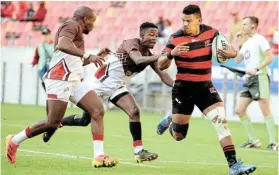  ?? Picture: FREDLIN ADRIAAN ?? FULL FLIGHT: EP Elephants co-captain Diego Williams (with the ball) is expecting the Boland Cavaliers to play a fast-paced game at the De Wet Stadium in Despatch tomorrow