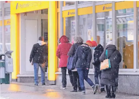  ?? FOTO: ROLAND KEUSCH ?? Seit der Schließung des Post-Shops im Center gibt es in der City einige Dienstleis­tungen nur unten an der Allee. Dort bilden sich Schlangen.