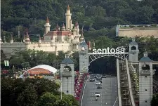  ??  ?? Ritorno Il convoglio di Donald Trump lascia l’isola Sentosa dopo l’incontro con Kim Jong-un. A Singapore erano presenti in questi giorni oltre tremila giornalist­i arrivati da tutto il mondo (Ore Huiying)