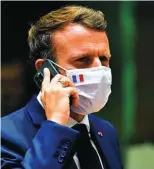  ?? AP ?? El presidente de Francia, Emmanuel Macron, habla por su teléfono móvil