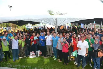  ??  ?? Mansor (front, seventh left) and Dr Jamilah, on his right, join Dr Lee and Dr Ngian (front, eighth and ninth left, respective­ly) in a group photo with the ‘gotong-royong’ volunteers. Also seen are (from right) Rogayah and Lau.